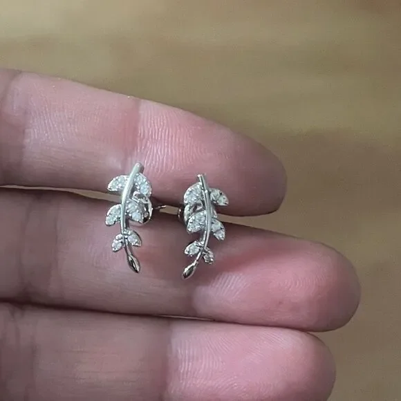 The Mini Leaf dainty stud earrings in cubic zirconia and 925 - Picture 10 of 10
